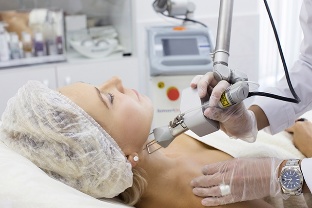 Козметологът подмладява кожата с лазер